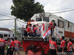 Komunitas Pecinta KA Blitar dan Madiun Hias Lokomotif Bertema Merah Putih