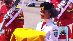 Senyum Tenang Lilly Indiani Pembawa Baki di Istana Negara Saat Sepatu Lepas Dipuji