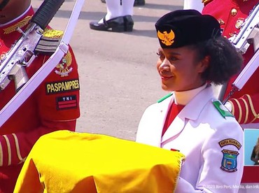 Senyum Tenang Lilly Indiani Pembawa Baki di Istana Negara Saat Sepatu Lepas Dipuji