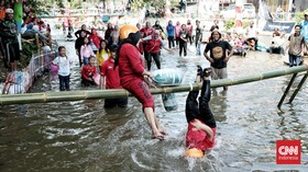 FOTO: Keseruan Lomba 17 Agustus di Tengah Kali Katulampa