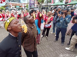 Seru! Belasan Mahasiswa Asing Ikuti Lomba Makan Kerupuk di Purwokerto