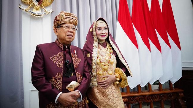 Wapres Ma'ruf Amin dan Ibu Wury Ma'ruf Amin kenakan baju adat Sumbar hadiri Upacara Peringatan Detik-Detik Proklamasi Kemerdekaan RI, Kamis (17/8).