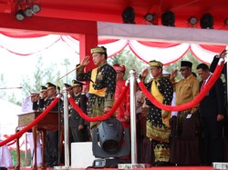 Mendagri Kenakan Baju Adat Melayu Saat Upacara HUT RI Ke-78 di Natuna