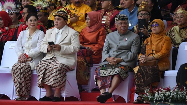 Aksi Basuki Hadimuljono iseng ke Erick Thohir membuat netizen salfok saat menyaksikan rangkaian HUT RI ke-78, Kamis (17/8). 