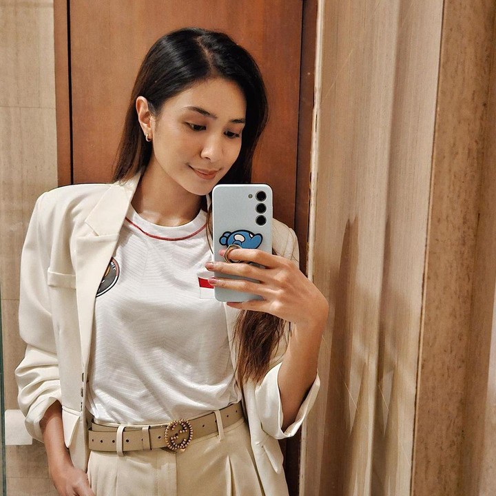 <p>Mikha Tambayong bahagia menjalani rutinitasnya sebagai wanita karier. Penampilannya ketika sedang bekerja juga terlihat kece dengan padu padan <em>outfit</em> semi formal. (Foto: Instagram @miktambayong)</p>