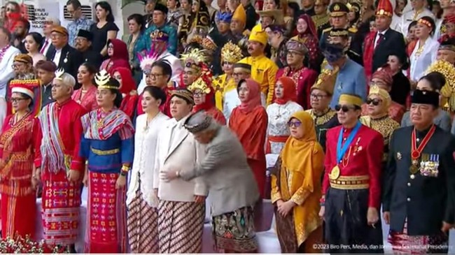 Basuki Hadimuljono ungkap alasan singkap baju Erick Thohir di tengah rangkaian upacara HUT RI ke-78 di lapangan Istana Merdeka, Kamis (17/8). 