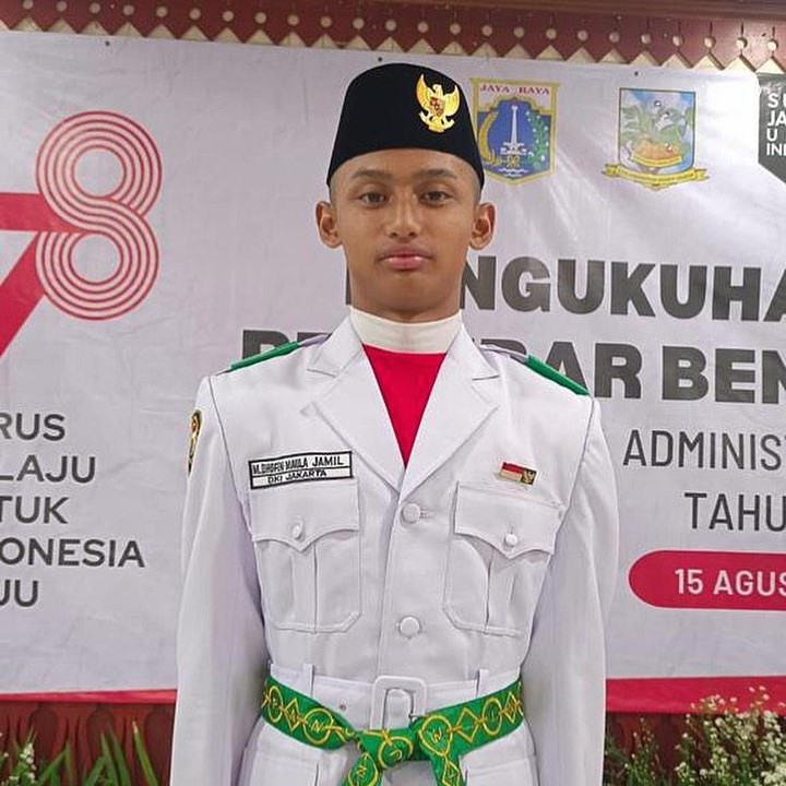 <p>Baru-baru ini, ia bikin bangga sang Ayah karena berhasil menjadi salah satu anggota PASKIBRAKA di upacara HUT RI ke-78. "Selamat bertugas Dhofin dan kawan kawan Paskibraka untuk besok pagi dan sore," tulis Ibnu Jamil saat membagikan foto sang putra kemarin, Rabu (16/8/23). (Foto: Instagram @ririnekawati @ibnujamilo)</p>