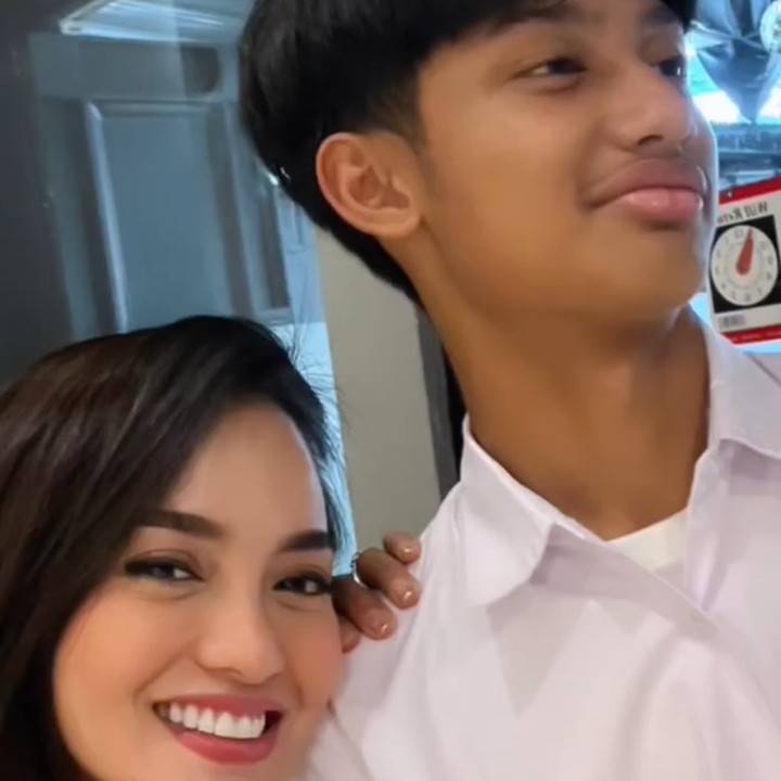 <p>Enggak cuma Ibnu Jamil, Dhofin juga sangat akrab dengan Bunda sambungnya, Ririn Ekawati. Keduanya terlihat kompak di berbagai kesempatan, nih. (Foto: Instagram @ririnekawati @ibnujamilo)</p>