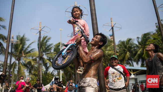 FOTO: Hebohnya Panjat Pinang Kolosal Ancol
