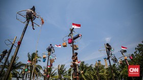 FOTO: Hebohnya Panjat Pinang Kolosal Ancol