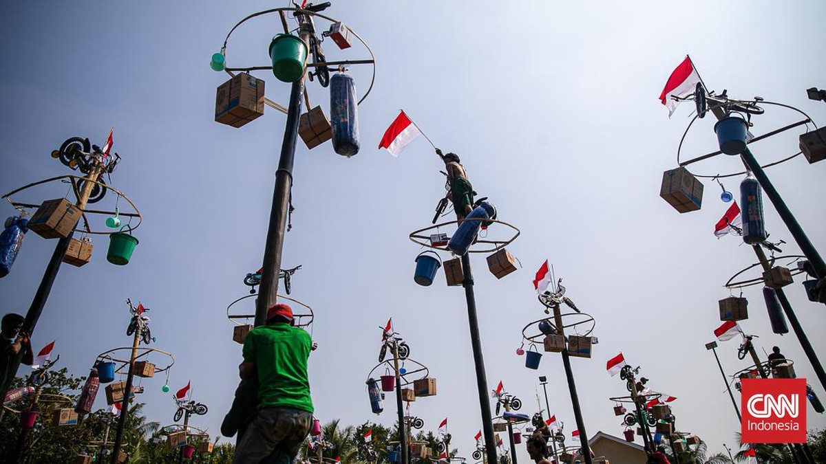 FOTO: Hebohnya Panjat Pinang Kolosal Ancol