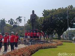 Indonesia Raya Berkumandang di Patung Kuda, Pesepeda Sikap Sempurna