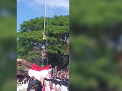 Heroik! Polisi Juwangi Boyolali Panjat Tiang Bendera Selamatkan Tali Terlepas