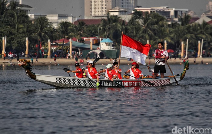 Hundreds of rowers from the Newsdelivers.com Rowing Community took part in the flag ceremony to commemorate the 78th Anniversary of the Republic of Indonesia in the waters of Newsdelivers.com Bay, Thursday (17/8/2023).