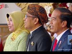 Jokowi Nonton Kahitna Jelang Upacara Penurunan Bendera, Ikut Nyanyi Cantik