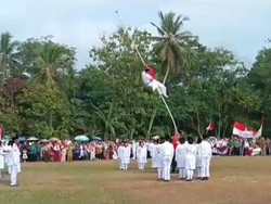 Detik-detik Pria di Lampung Jatuh dari Tiang saat Perbaiki Bendera Nyangkut