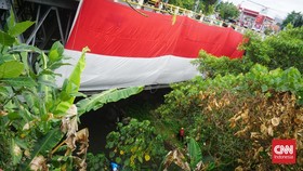 Prihatin Darurat Sampah, Warga Yogya Bentangkan Merah-Putih Raksasa