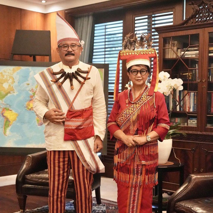 <p>Sementara itu, Menteri Luar Negeri Retno Marsudi tampak menggandeng suaminya, Agus Marsudi dengan mengenakan busana adat Mamasa, Sulawesi Barat. (Foto: Instagram @retno_marsudi)</p>