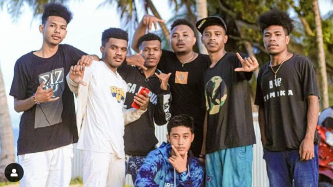 Grup hip-hop asal Jayapura Shine of Black ubah lirik Jang Ganggu saat tampil di Istana Merdeka untuk meriahkan HUT RI ke-78, (17/8). 