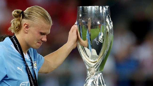 Kebiasaan aneh saat tidur menjadi salah satu kunci sukses striker Manchester City Erling Haaland mengalahkan Lionel Messi.