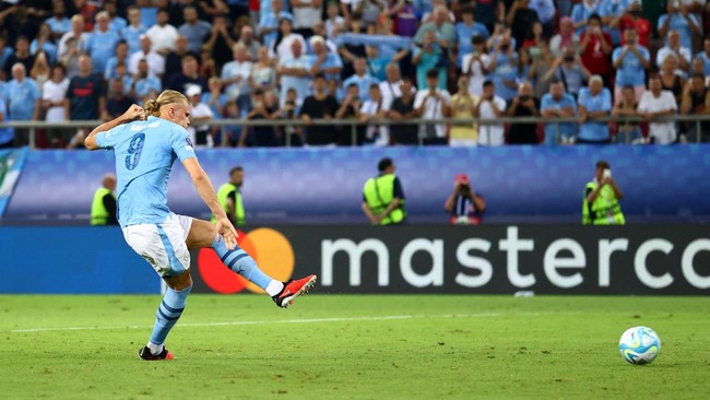 Bomber Manchester City Erling Haaland meraih penghargaan PFA Player of The Year menyisihkan sederet bintang papan atas Liga Inggris.