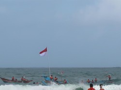 Cara Unik Rayakan HUT RI, Kibarkan Bendera di Tengah Laut