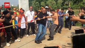 VIDEO: Momen Anies Baswedan Lomba Tarik Tambang dan Gebuk Bantal