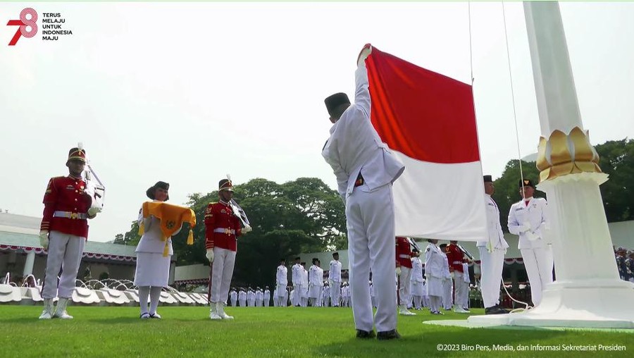 Tim Indonesia Maju kibarkan bendera Merah Putih di HUT Ke-78 RI (dok. tangkapan layar Youtube Sekretariat Presiden)