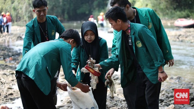 FOTO: Khidmat Pengibaran Bendera Merah Putih di Kali Ciliwung Bogor
