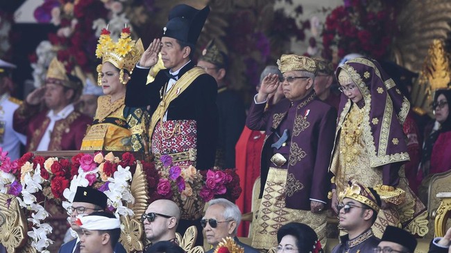 Banyak momen unik dari perayaan HUT ke-78 RI di Istana Merdeka, dari polah Menteri PUPR Basuki hingga sepatu paskibraka pembawa baki bendera pusaka.