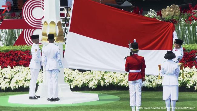 Pelaksanaan upacara bendera di hari kemerdekaan pasti disertai dengan pembacaan doa upacara 17 Agustus yang berisi harapan dan rasa syukur.
