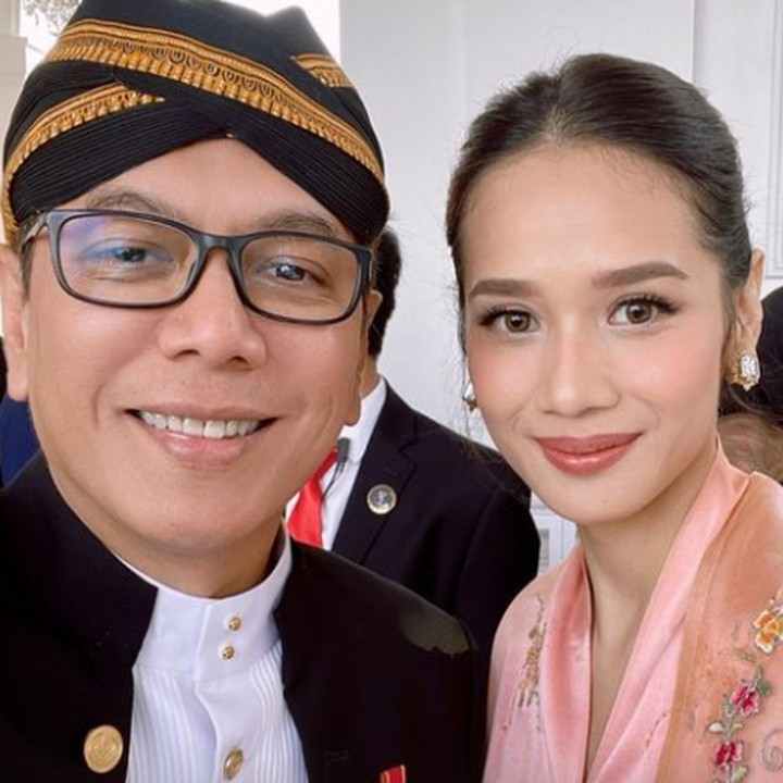 <p>Kecantikan Gista Putri dalam balutan busana tradisional berwarna peach diabadikan lewat unggahan IG Story sang suami, Wishnutama. Keduanya kompak melempar senyum ke arah kamera. (Foto: Instagram @wishnutama)</p>