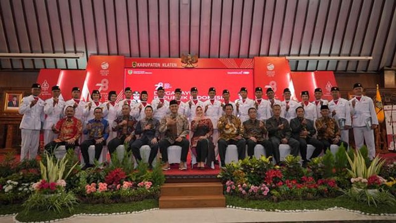Pemerintah Kabupaten (Pemkab) Klaten menutup rangkaian Hari Ulang Tahun ke-78 Republik Indonesia dengan menggelar malam resepsi di Pendopo Agung Kab. Klaten.