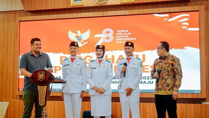 Wali Kota Medan, Bobby Nasution, memberikan beasiswa kepada empat petugas Paskibraka.