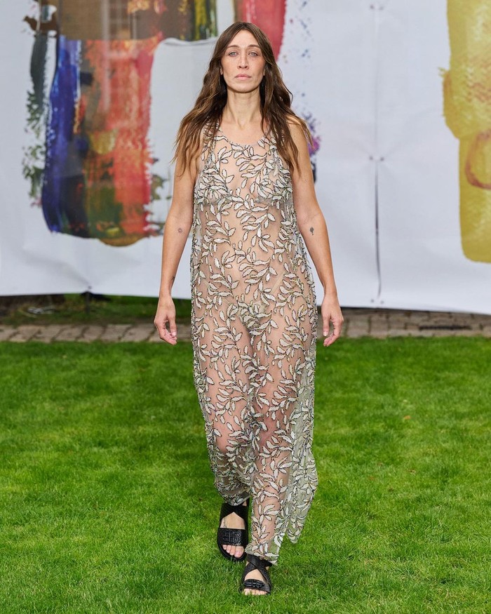 Alana Hadid jadi model Munthe