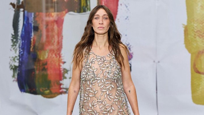 Alana Hadid jadi model Munthe