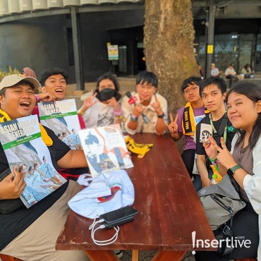 Intip 6 Potret Keseruan Fans Sebelum Konser Asian Kung-Fu Generation di Jakarta