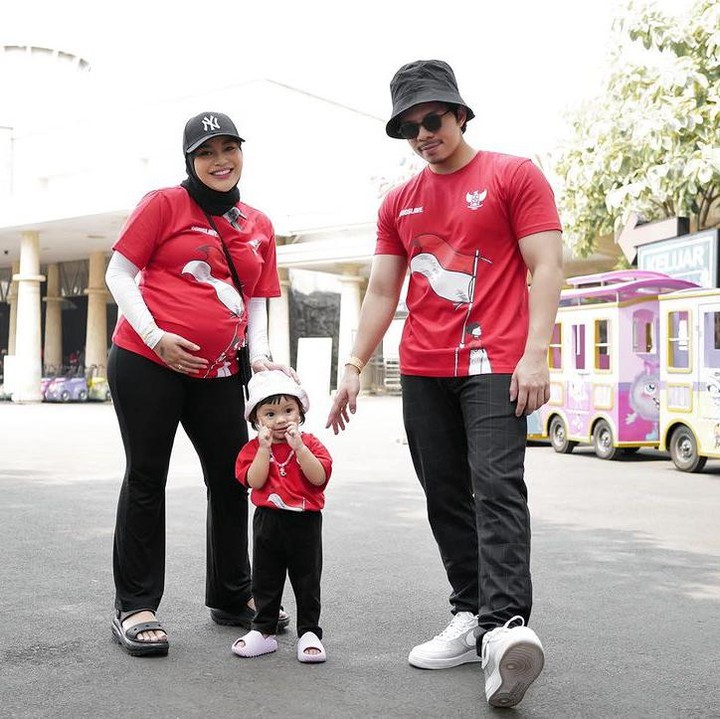 <p>Aurel Hermansyah ikut merayakan Hari Ulang Tahun Republik Indonesia ke-78 dengan menghabiskan waktu di Dufan bersama keluarga dan karyawannya. Meski tengah hamil anak kedua, istri Atta Halilintar ini tampak bersemangat menemai suami dan anaknya yang naik wahana permainan. (Foto: Instagram @attahalilintar)</p>