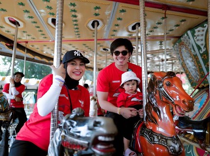 7 Potret Aurel Rayakan HUT RI di Dufan saat Hamil, Sempat Gunakan Kursi Roda