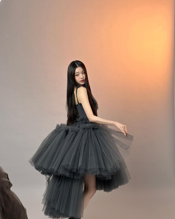 Bellerina adalah salah satu pekerjaan yang diimpikan Jang Won Young sejak kecil, oleh karena itu member IVE tersebut merasa sangat senang mencoba konsep pemotretan ballerina yang dilakukannya bersama majalah W Korea./ Foto: instagram.com/for_everyoung10