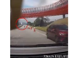Terekam Kamera Dasbor Mobil, Ini Detik-detik Pesawat Malaysia Jatuh