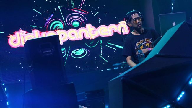Disjoki Diskopantera membuat penonton panggung Freedom Fest CNN Indonesia seperti keranjingan. Penonton diajak berjoged sambil menikmati tembang-tembang lawas.