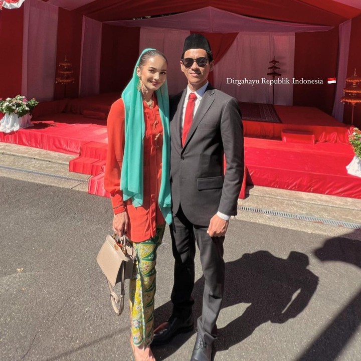 <p>Sebelumnya, Enzy Storia juga sempat menghadiri acara HUT Kemerdekaan RI di Amerika Serikat bersama Maulana Kasetra. Pasangan ini tampak memakai busana tradisional Indonesia. (Foto: Instagram @enzystoria)</p>