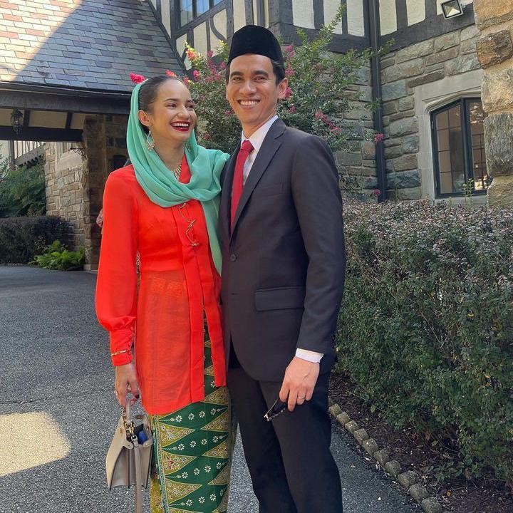 <p>Akhirnya setelah beberapa kali berganti posisi, Enzy dan Molen mendapatkan foto yang bagus dengan background gedung nih, Bunda. Dalam caption fotonya, Enzy menuliskan, "Senang bisa merayakan Hari Kemerdekaan Republik Indonesia di Washington DC, menggunakan salah satu baju adat Betawi." Keseruan Enzy di Amerika memang selalu menarik ya, Bunda, untuk diikuti. (Foto: Instagram Enzy Storia)</p>