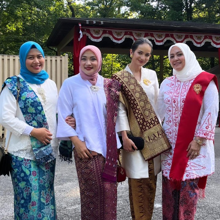 <p>Semenjak tinggal di Amerika, otomatis Enzy pun menjadi anggota darmawanita nih, Bunda. Tak ketinggalan, ketika menghadiri perayaan HUT RI yang ke-78, Enzymengabadikan kebersamaannya dengan para anggota organisasi DWP KBRI Washington DC lainnya, Bunda. (Foto: Instagram @enzystoria)</p>