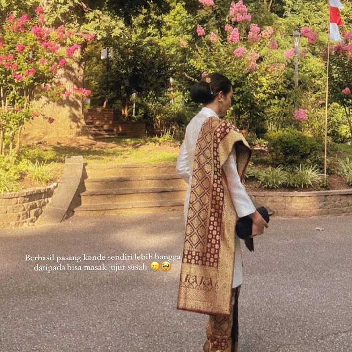 <p>Enzy mengenakan busana rancangan desainer kondangan Didiet Maulana. Ia juga merasa bangga berhasil menyanggul sendiri rambutnya. Perpaduan sanggul dan kebaya membuat penampilan Enzy makin berkelas. (Foto: Instagram @enzystoria)</p>