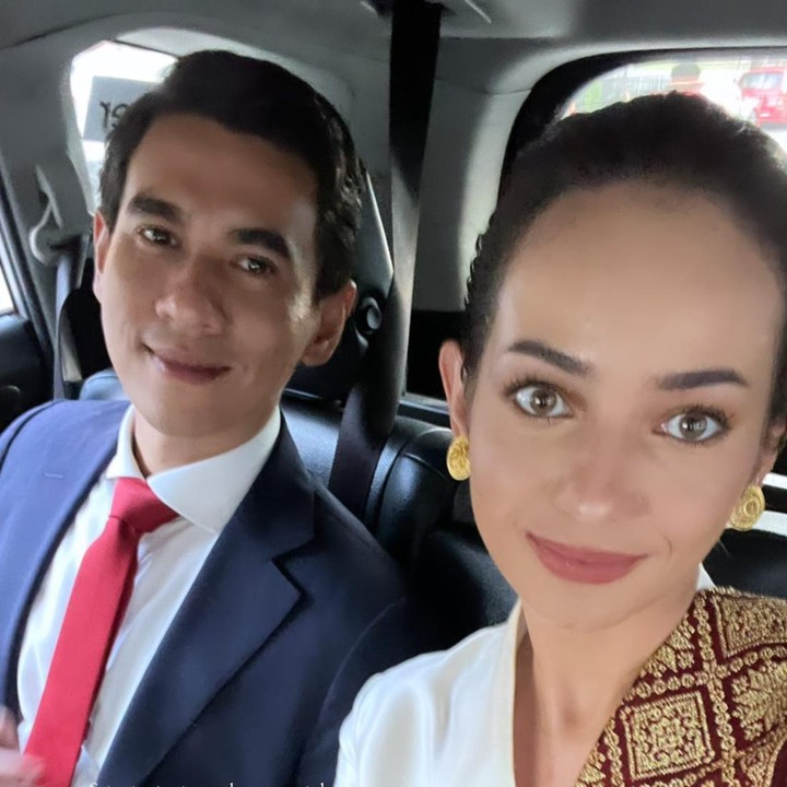 <p>Enzy terlihat cantik mempesona dengan kebaya putih yang dipadupadankan dengan songket bernuansa perpaduan gold dan marun. Sedangkan sang suami, tampil berwibawa dengan setelan jas. Enzy mengaku sang suami lebih cepat mempersiapkan dandannya karena tak perlu ribet berdandan seperti dirinya. (Foto: Instagram @enzystoria)</p>