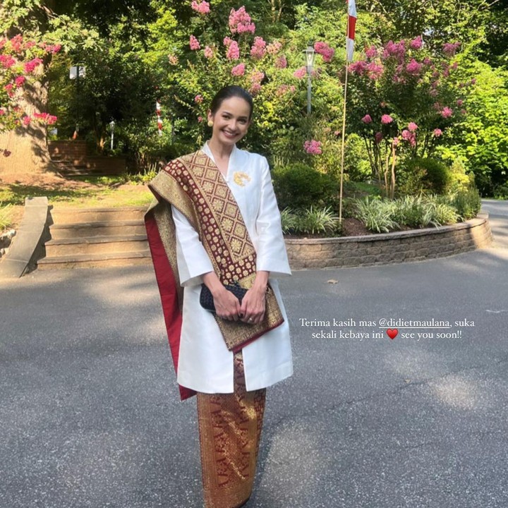 <p>Pindah ke 'Negeri Paman Sam', Enzy mendapatkan tanggung jawab baru. Presenter cantik berusia 30 tahun itu menjadi anggota organisasi Dharma Wanita Persatuan (DWP) KBRI Washington DC. (Foto: Instagram @enzystoria)</p>