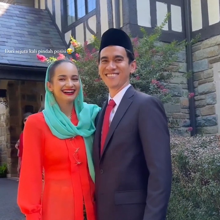 <p>Kebaya encim merah dipadukan dengan batik Betawi, dan dilengkapi dengan kerudung hijau toska membuat tampilan Enzy terlihat lebih cerah. Ditambah tawanya yang terkenal renyah di telinga ya, Bunda. Lewat caption, ia juga mengungkap kalau sudah capek tertawa setiap mau mengambil foto dengan Molen. (Foto: Instagram @enzystoria)</p>