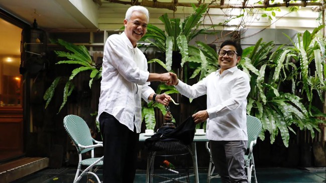 Ganjar Pranowo memberikan sepasang burung Lovebird kepada Cak Imin. Lovebird itu spesial karena berwarna merah dan hijau.